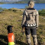 Småviltgenseren brun modell (høy hals) - Pudderpiken